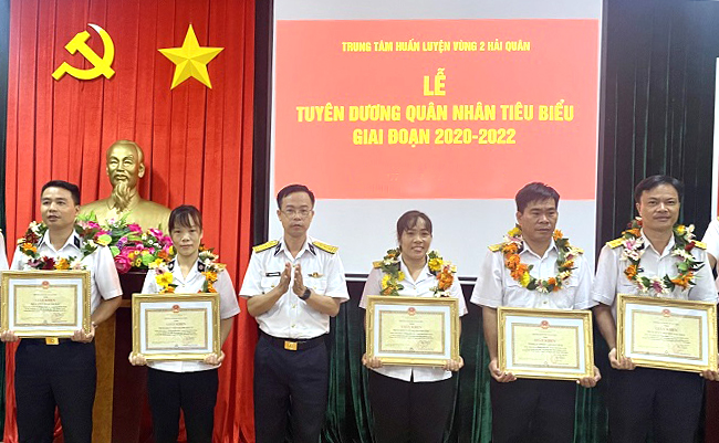 Đảng ủy, Trung tâm Huấn luyện Vùng 2 Hải quân tuyên dương các QNCN tiêu biểu giai đoạn 2020-2022.