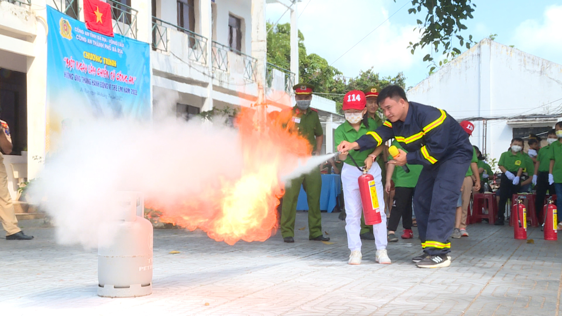 Các em thực hành các kỹ năng chữa cháy và sử dụng bình chữa cháy.