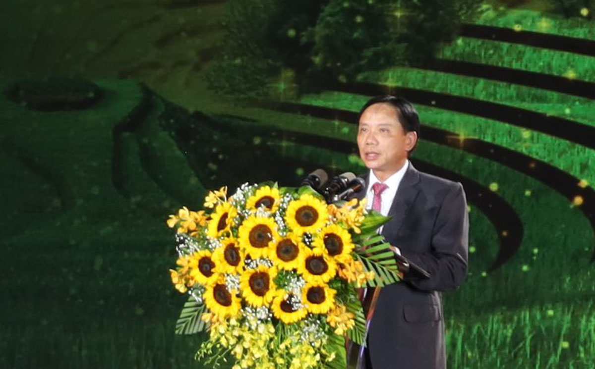 Ông Bùi Văn Khánh, Phó Bí thư Tỉnh uỷ, Chủ tịch UBND tỉnh phát biểu khai mạc Chương trình.