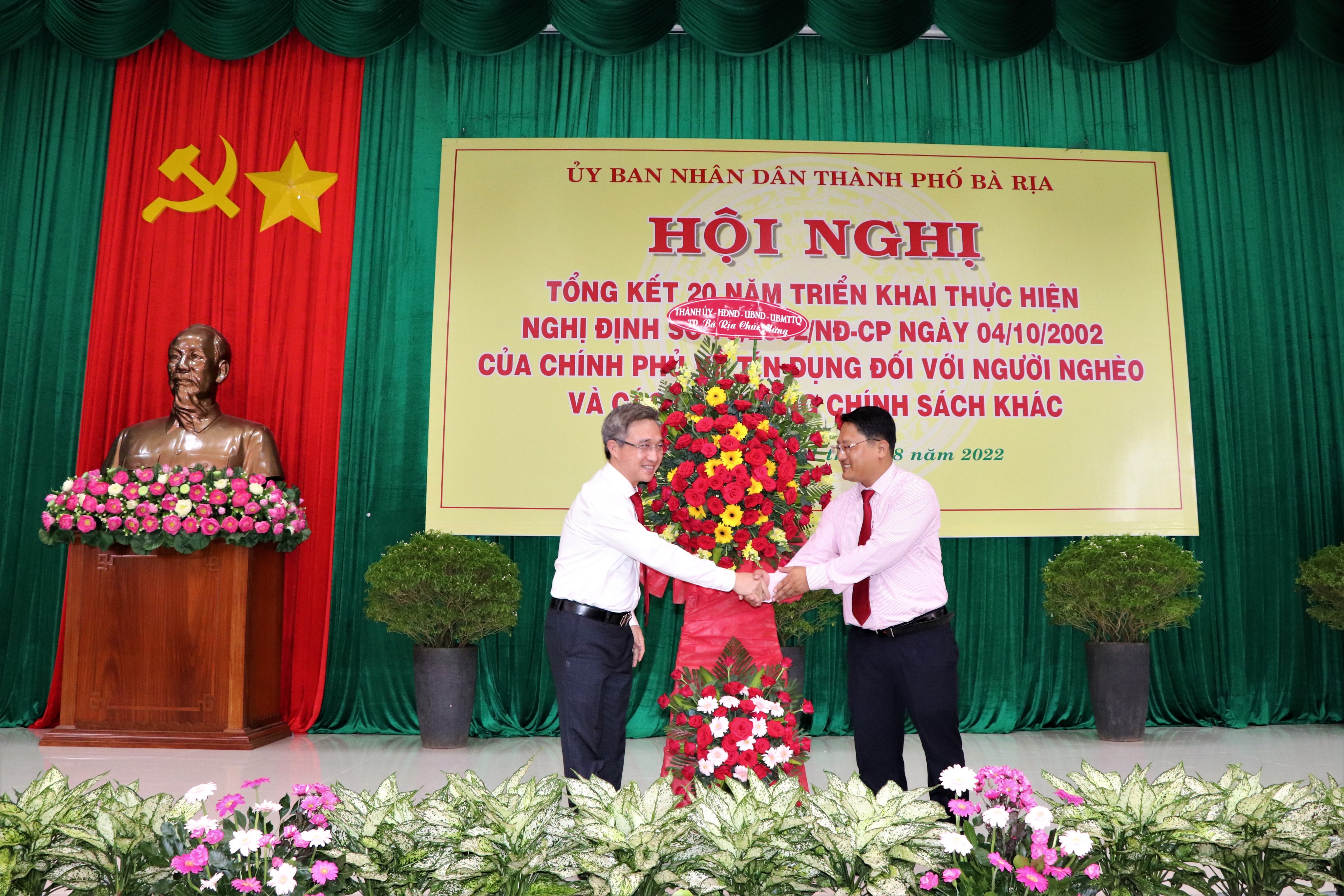 Ông Đặng Minh Thông (bên trái), Ủy viên Ban Thường vụ Tỉnh ủy, Bí thư Thành ủy Bà Rịa tặng hoa chúc mừng hội nghị.