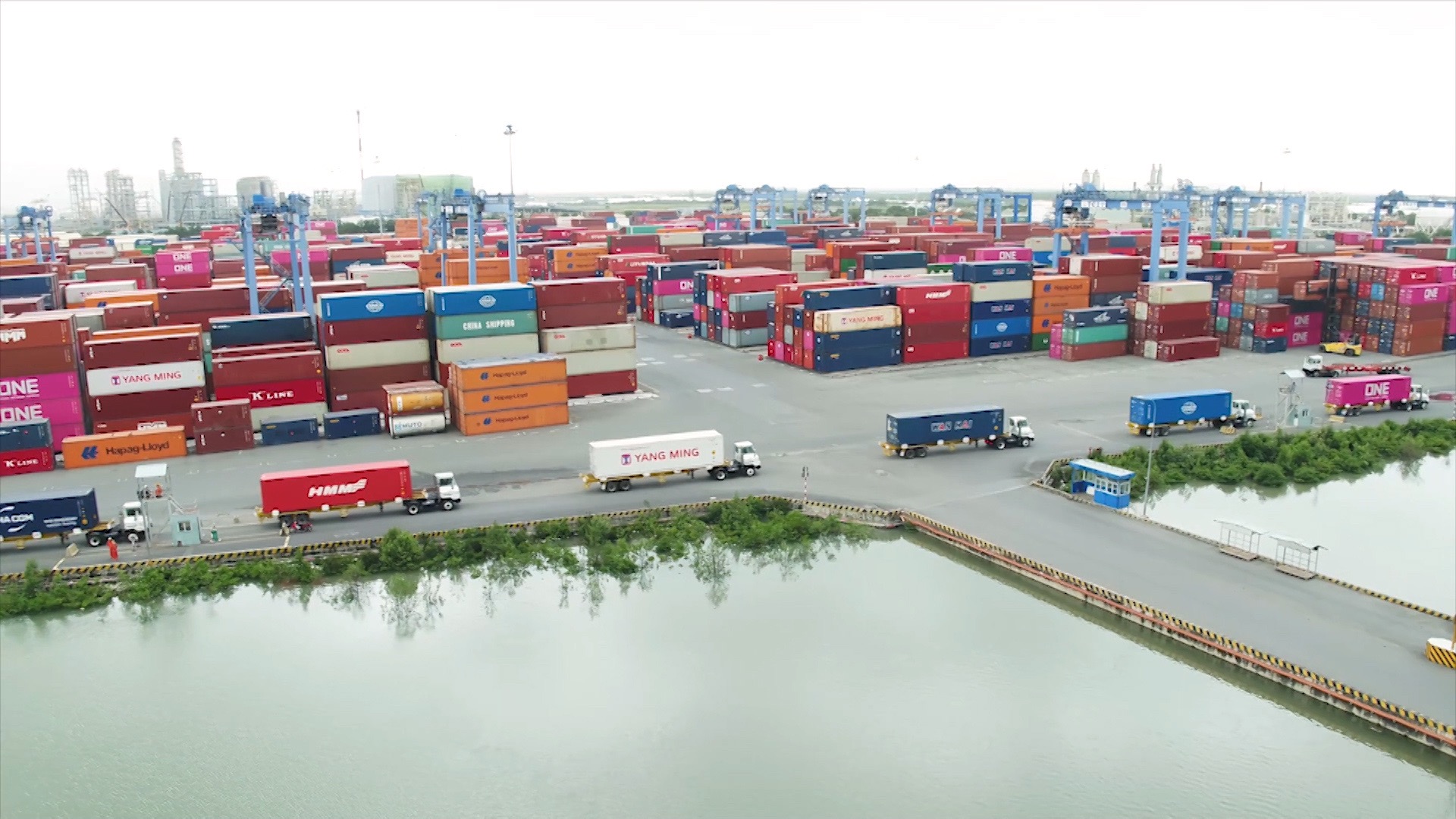 Vận chuyển hàng container tại cảng TCIT.