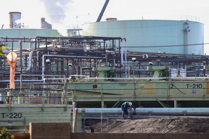 Một cơ sở khai thác dầu của tập đoàn Chevron tại El Segundo, California, Mỹ.