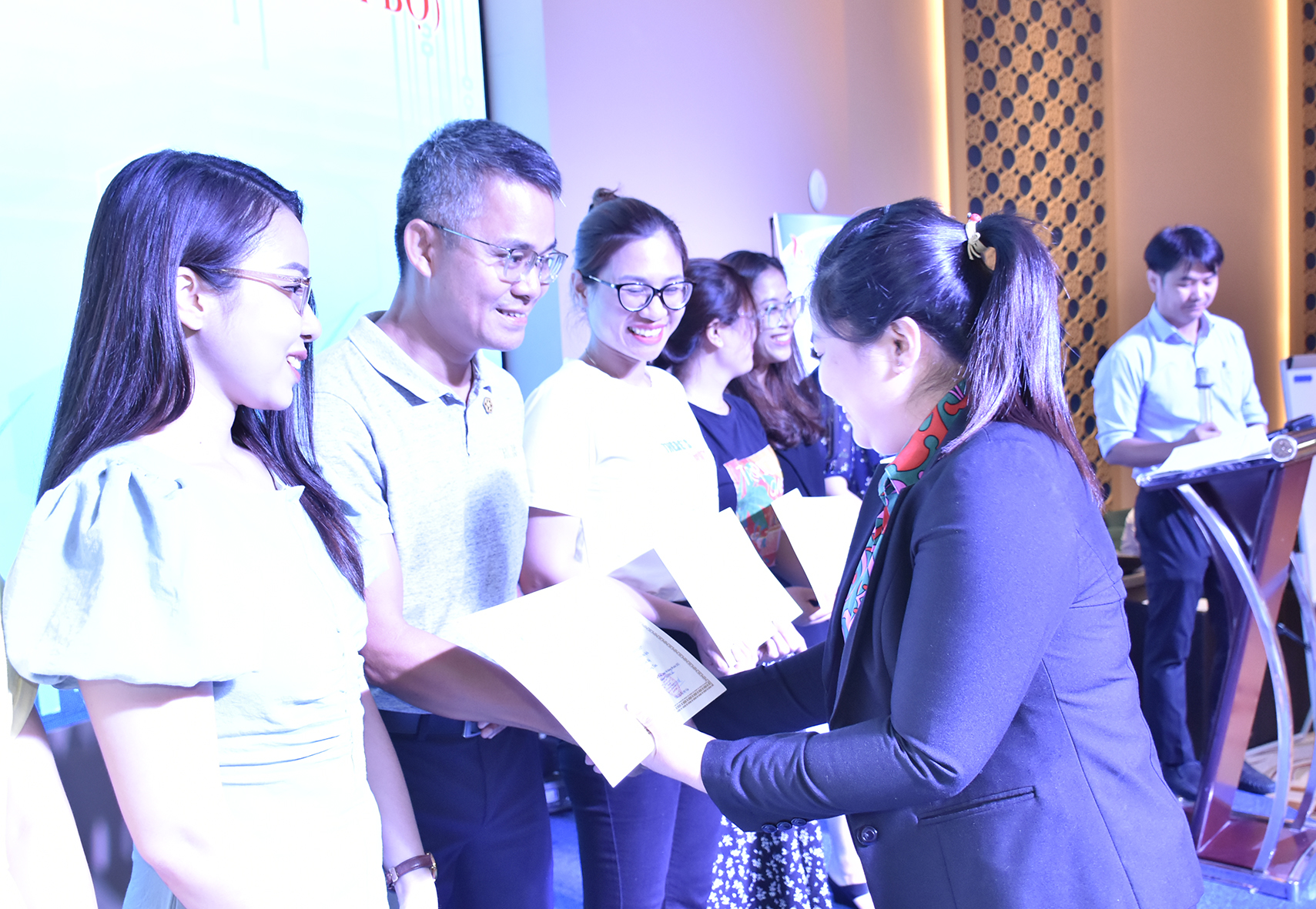 Bà Nguyễn Thị Thắng, Phó phòng Quản lý Lữ hành Sở Du lịch TP.Hồ Chí Minh trao chứng nhận cho học viên hoàn thành lớp tập huấn.