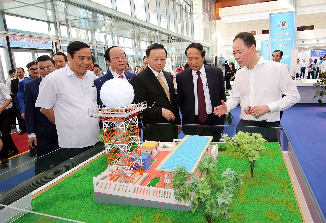 Phó Thủ tướng Lê Văn Thành tham quan Triển lãm thành tựu ngành TN-MT, một trong những hoạt động nằm trong khuôn khổ hội nghị.