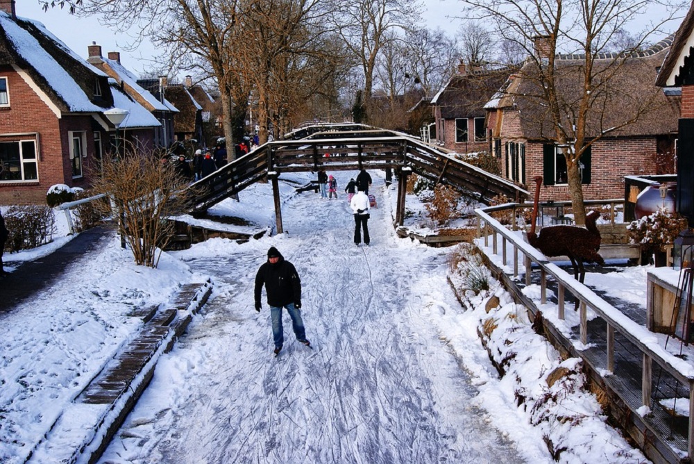 Mùa đông kênh rạch ở Giethoorn trở thành đường trượt băng.