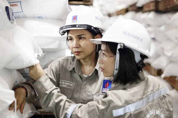 Các kỹ sư Nhà máy Đạm Phú Mỹ đang kiểm tra chất lượng đóng gói  sản phẩm Ure Phú Mỹ .