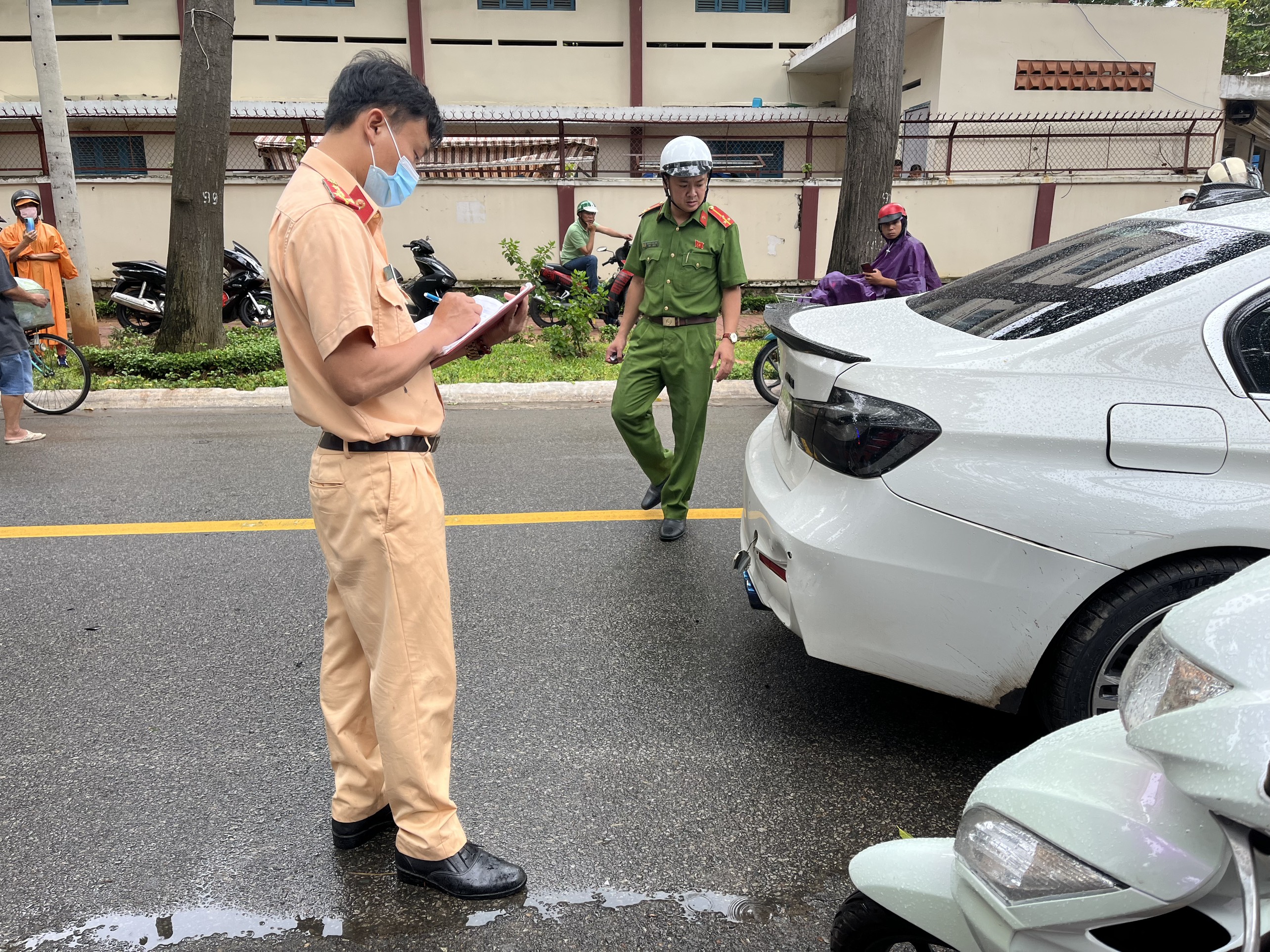 Lực lượng chức năng khám nghiệm hiện trường vụ tai nạn.  