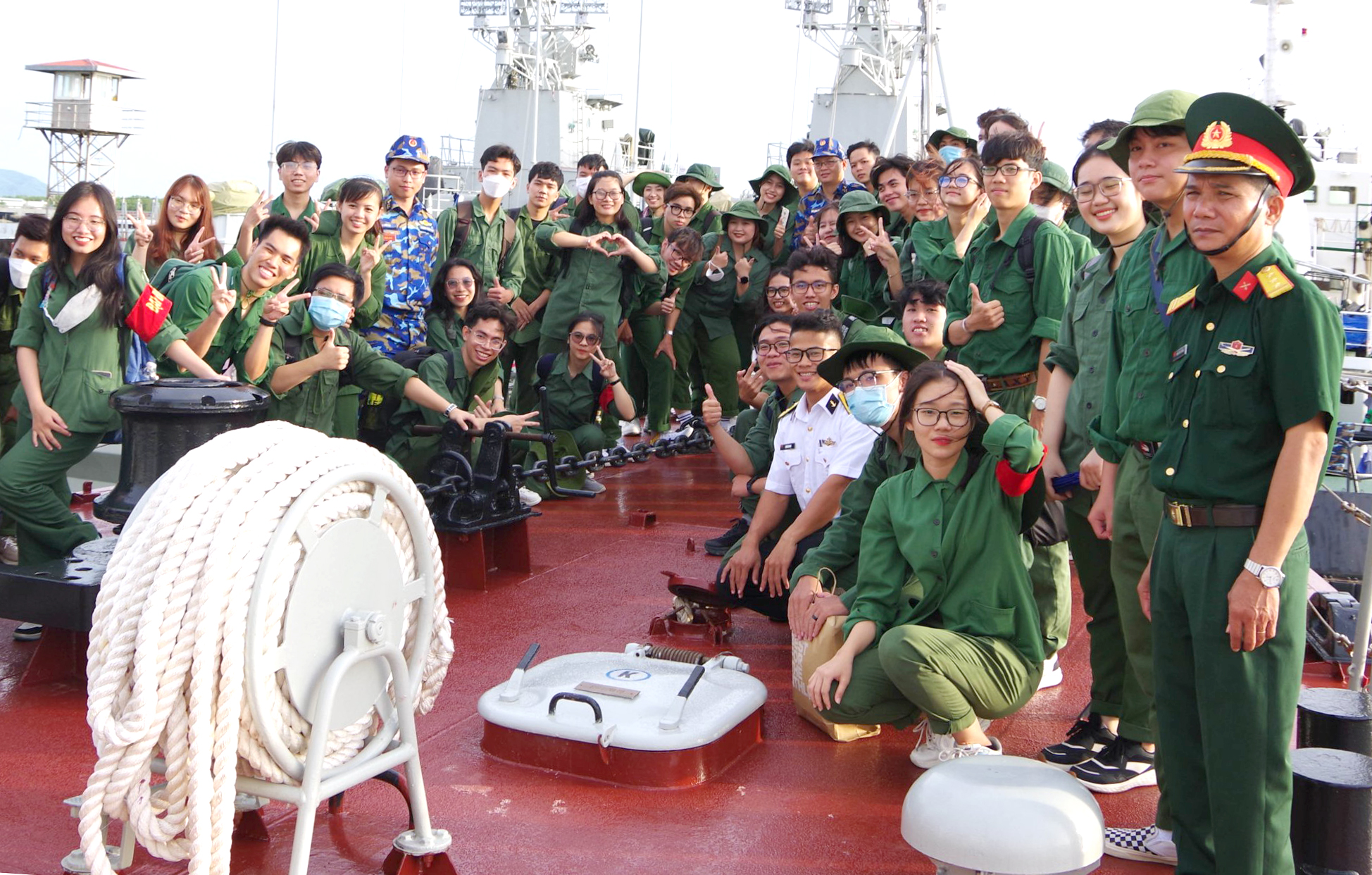 Cán bộ, sinh viên Trường ĐH Quốc gia TP. Hồ Chí Minh tham quan thực tế trên các tàu tên lửa của Lữ đoàn 167.