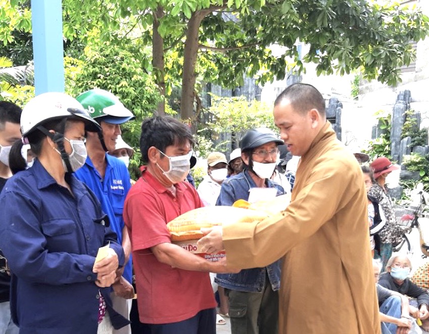 Đại đức Thích Thiện Thông, Trụ trì chùa Liên Trì trao quà cho người lao động trên địa bàn TP. Vũng Tàu.