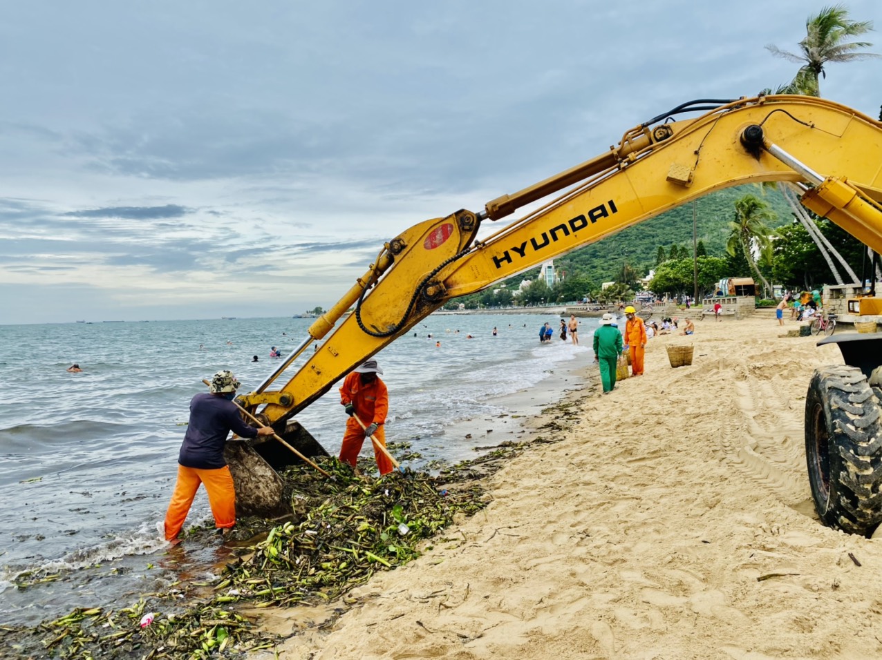 Xe cuốc được huy động tham gia thu gom rác đại dương. 