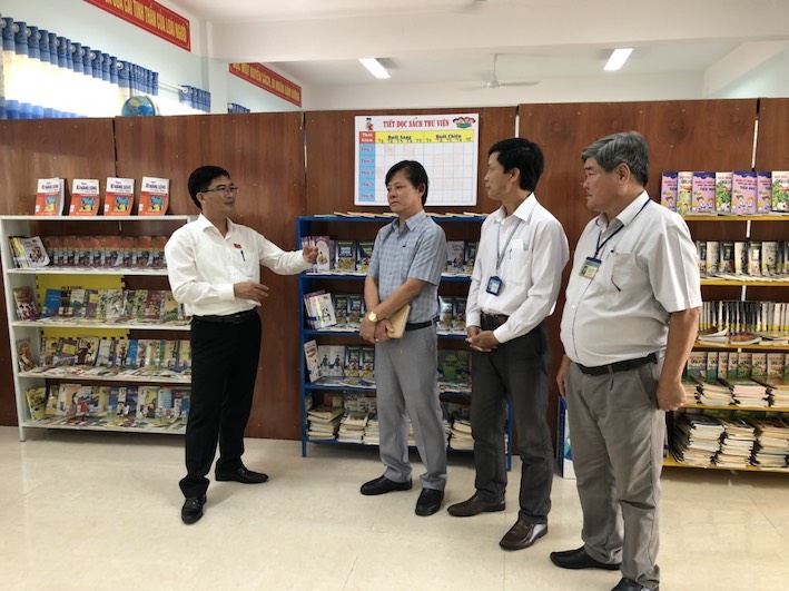 Đoàn do ông Nguyễn Văn Tuân, Phó Trưởng Ban Văn Hóa - Xã hội HĐND tỉnh làm Trưởng đoàn đã khảo sát thư viên đọc sách tại Trường TH Kim Đồng.