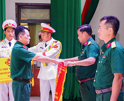 Đại tá Phạm Kinh Kha, Phó Chỉ huy trưởng, Tham mưu trưởng Bộ CHQS tỉnh trao giải Nhất toàn đoàn cho Ban CHQS TP. Vũng Tàu.