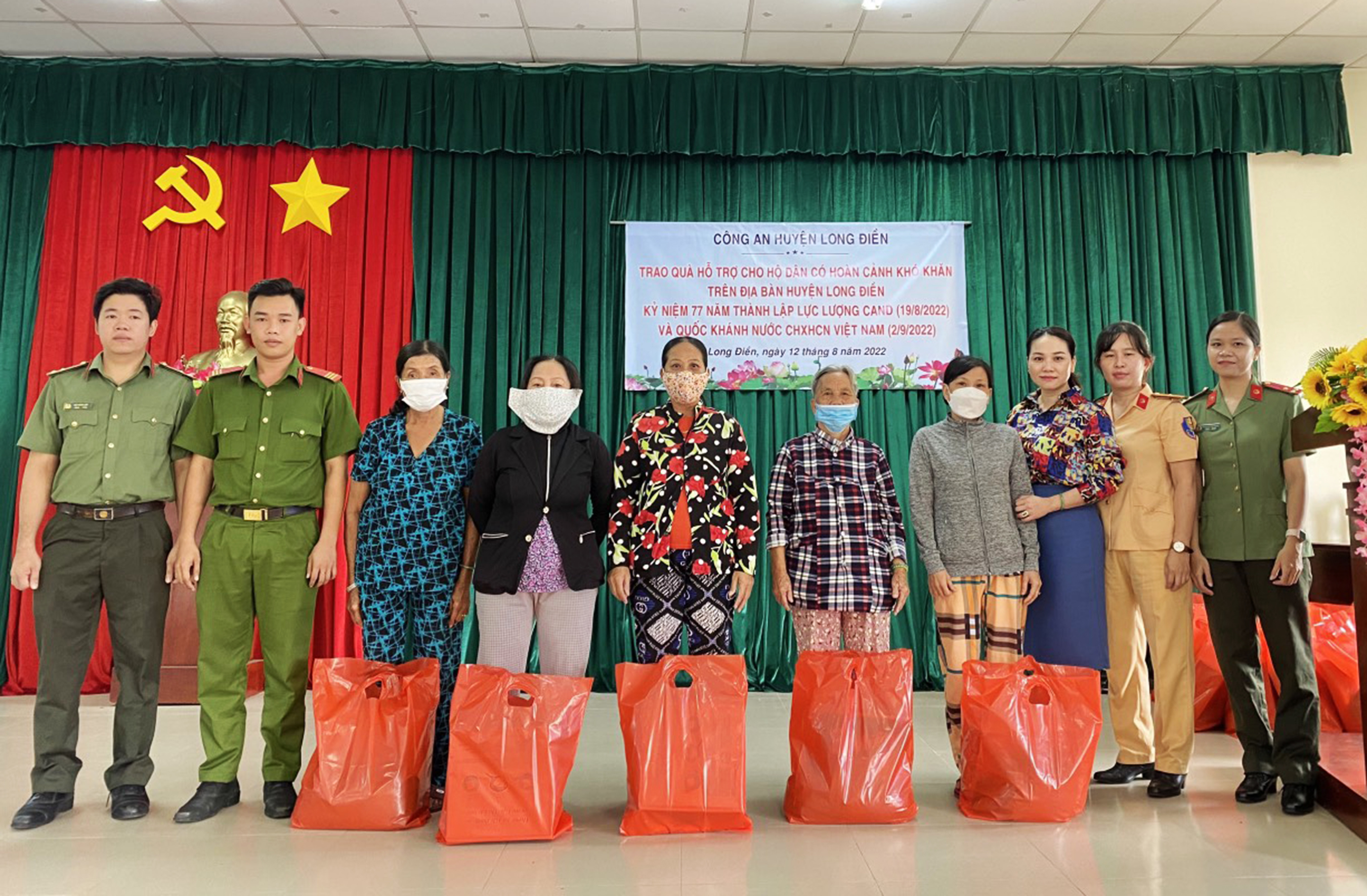 Công an huyện Long Điền trao quà cho người dân có hoàn cảnh khó khăn trên địa bàn.