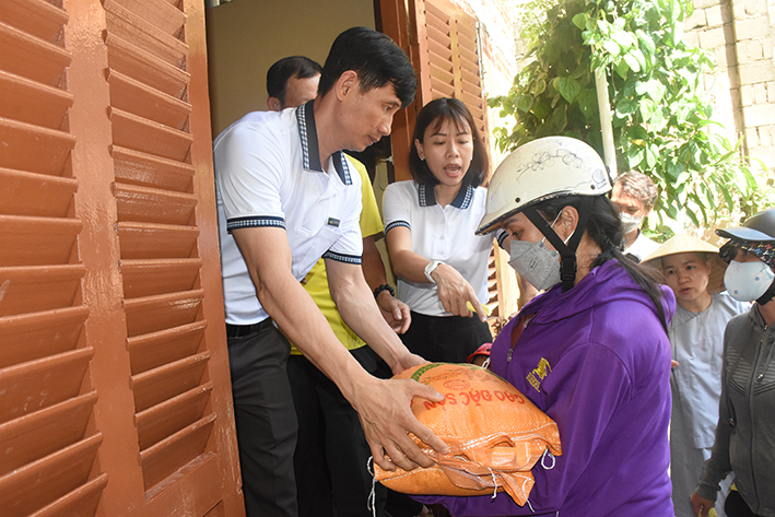 CB-CNV Công ty CP Cấp nước BR-VT trao gạo cho người nghèo tại chùa Hải Vân.