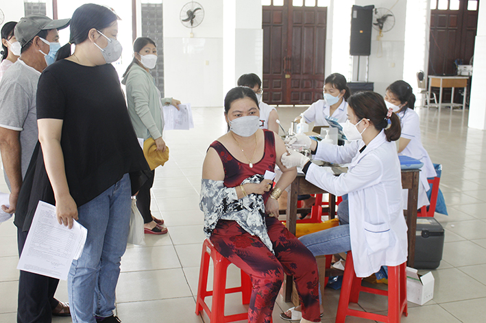 Người dân ở phường 5 (TP.Vũng Tàu) tiêm vắc xin phòng COVID-19 sáng 23/7.
