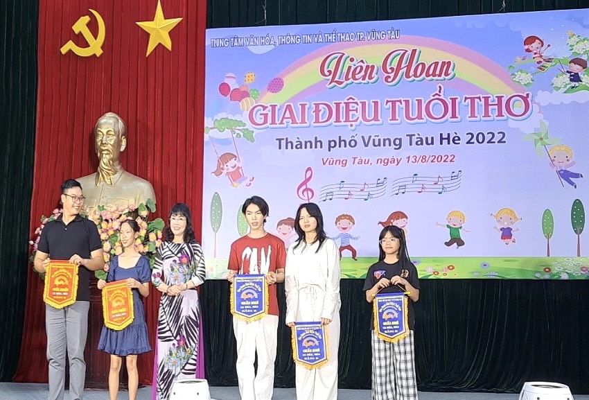 Bà Nguyễn Thị Kỷ, Giám đốc Trung tâm VH-TT-TT TP. Vũng Tàu trao giải Nhất cho các đội thi.
