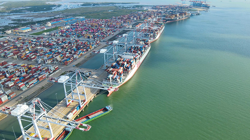 Hiện hàng hóa thông qua cảng biển tại BR-VT bằng tàu biển chiếm khoảng 67% với hàng tổng hợp và khoảng 80-84% đối với hàng container. Trong ảnh: Tàu cập cảng CMIT để xếp dỡ hàng hóa xuất nhập khẩu.