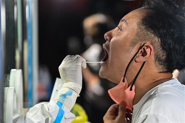 Nhân viên y tế lấy mẫu xét nghiệm COVID-19 cho người dân tại Thượng Hải, Trung Quốc.
