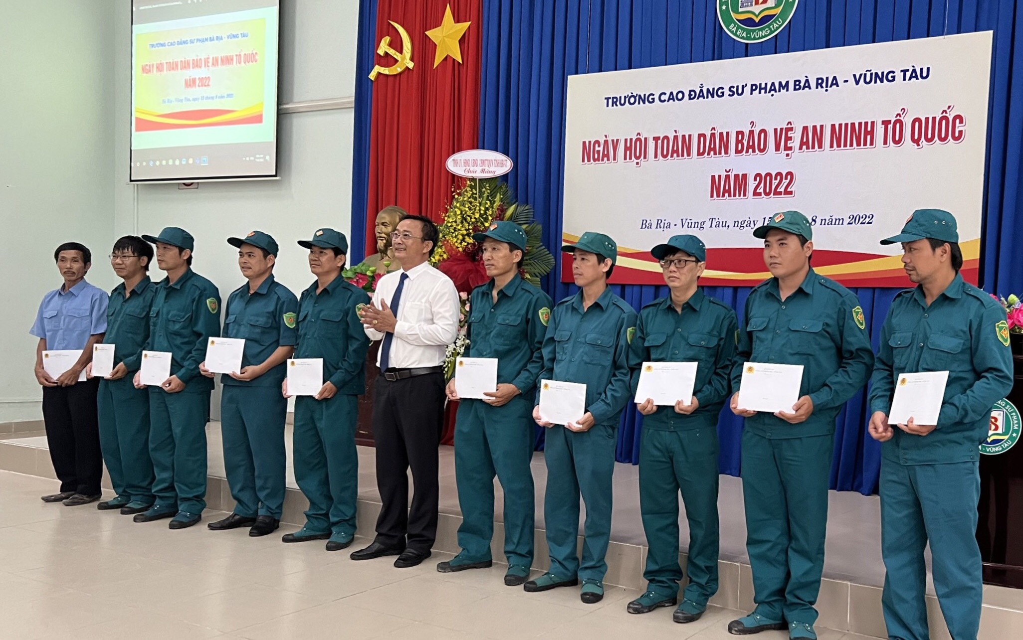 Ông Lê Hồng Ngọc, Phó Chủ tịch Uỷ ban MTTQ Việt Nam tỉnh trao 10 phần quà dành cho cá nhân nổi bật trong phong trào ANTQ.