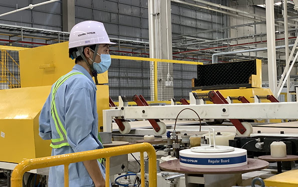 Thu hút vốn đầu tư nước ngoài để phát triển ngành công nghiệp chế biến chế tạo là điều bức thiết trong quy hoạch của tỉnh đến năm 2030, tầm nhìn 2050. Trong ảnh: Người lao động Công ty TNHH Yoshino Gypsum Việt Nam (KCN chuyên sâu Phú Mỹ 3) trong giờ làm việc.