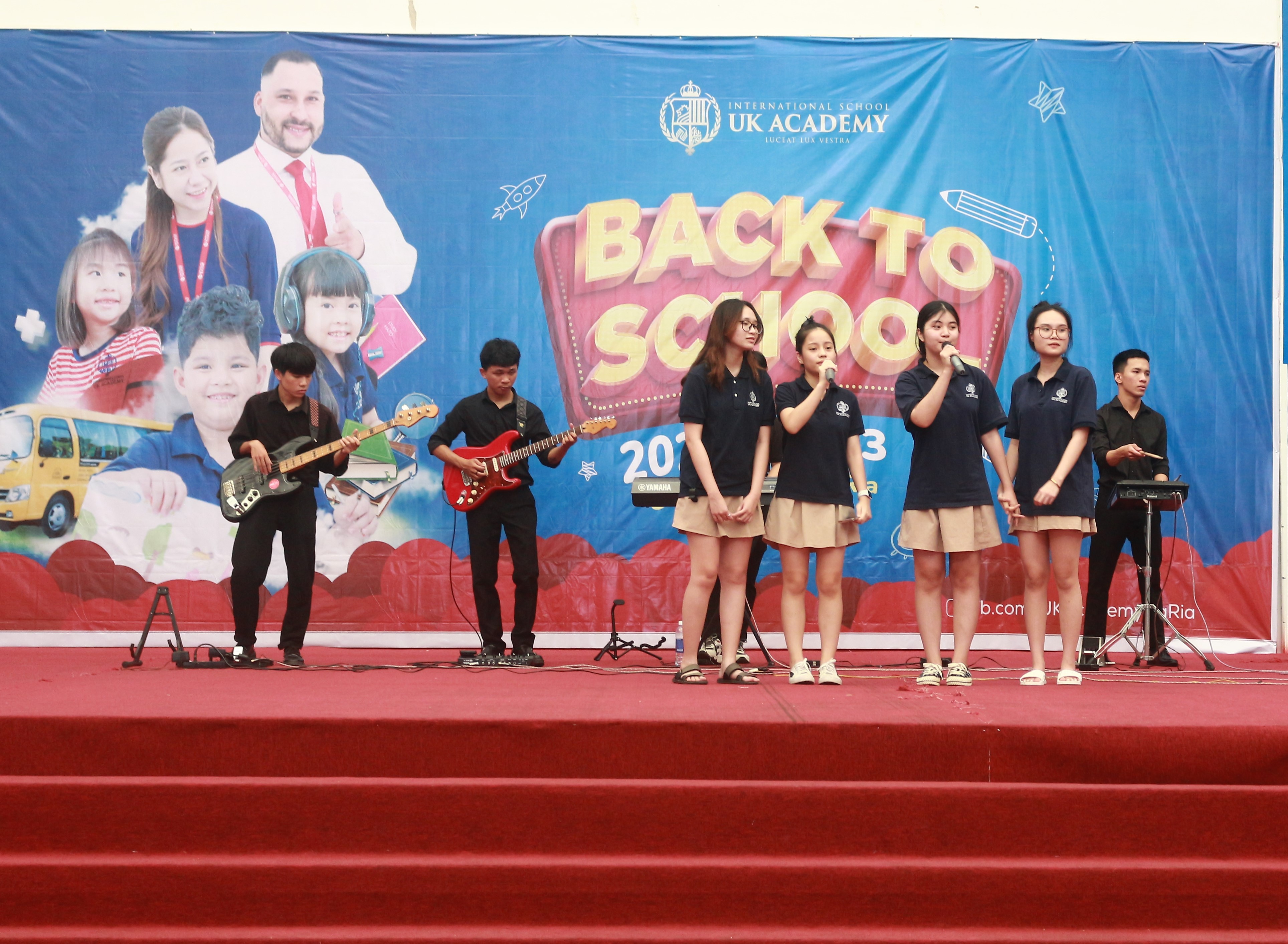 Học sinh trình diễn văn nghệ tại Ngày hội Back to School.