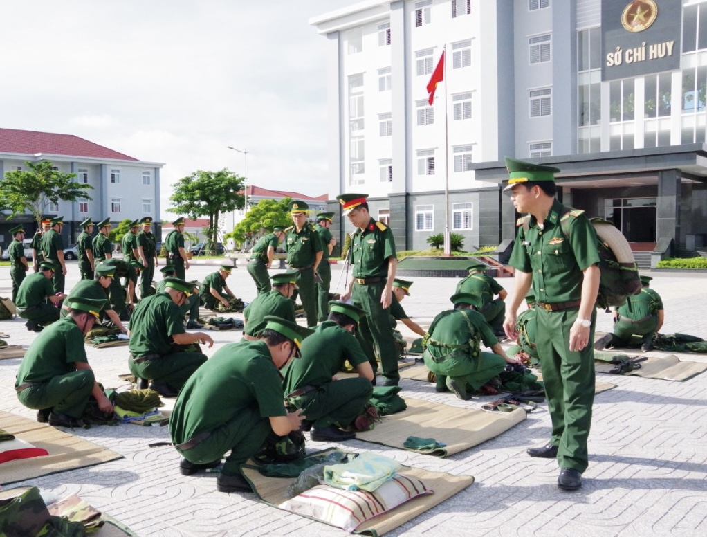 Đoàn kiểm tra công tác sẵn sàng chiến đấu tại Bộ Chỉ huy BĐBP tỉnh.