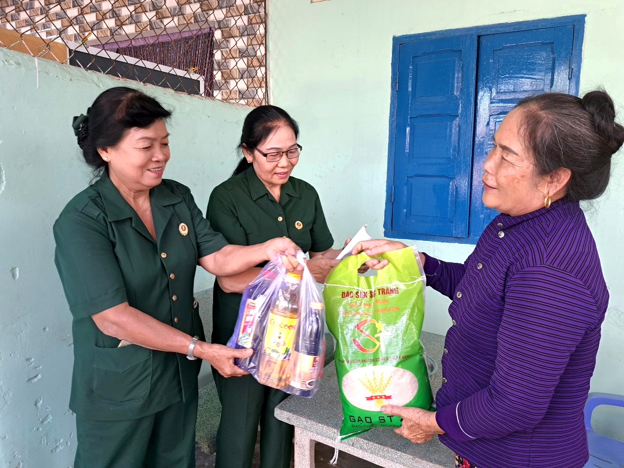 Hội CCB tặng quà hội viên Nguyễn Thị Hoa (tổ 8, KP. Hải Hà 2, TT. Long Hải, huyện Long Điền). 