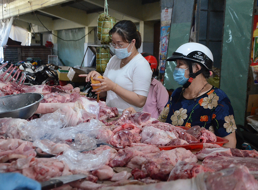 Dù giá xăng giảm liên tiếp nhưng giá thịt heo vẫn ở mức cao từ 110-190 ngàn đồng/kg. Trong ảnh: Người dân mua thực phẩm tại chợ Rạch Dừa.