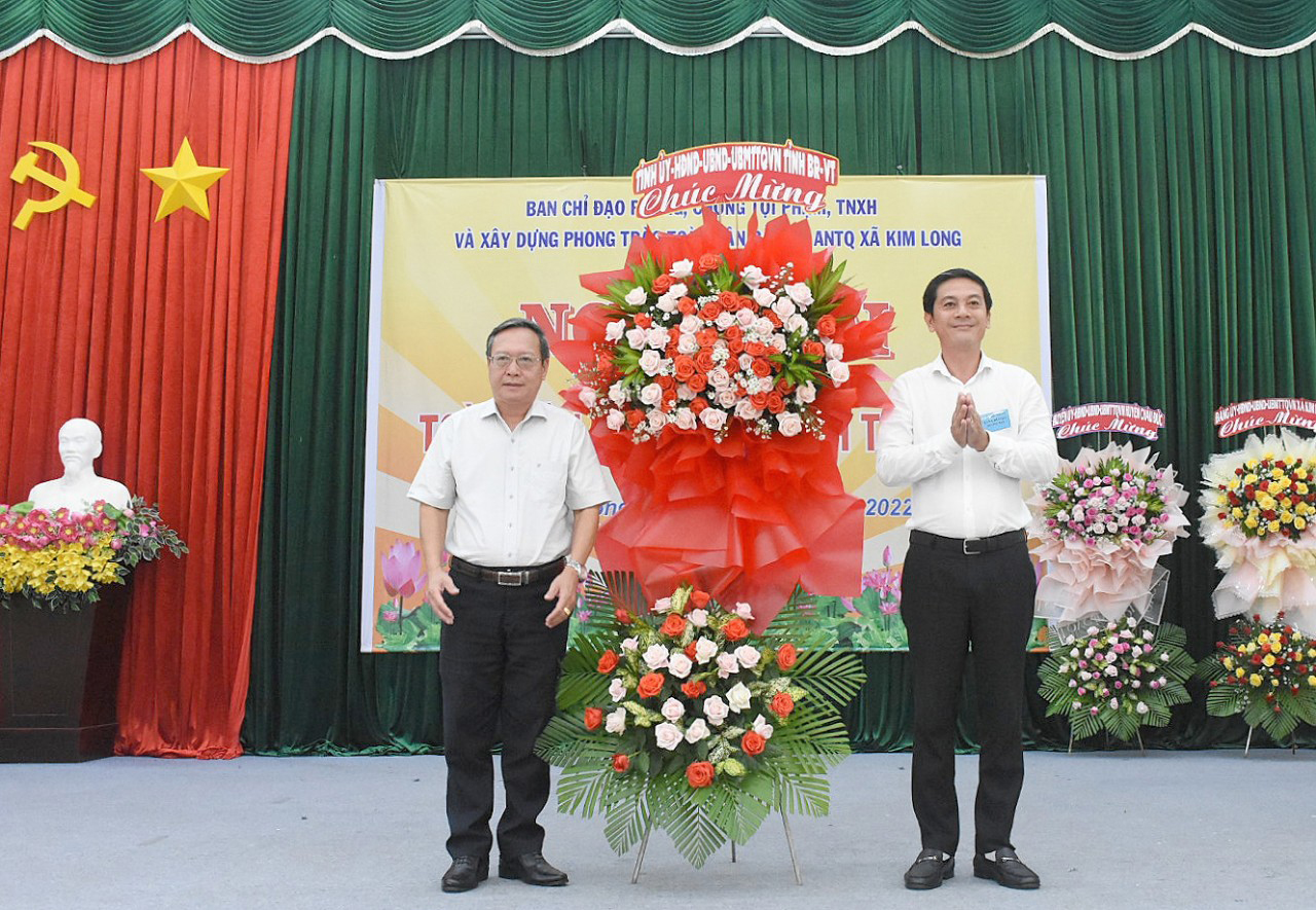 Ông Huỳnh Bách Chiến, Phó Trưởng ban Tổ chức Tỉnh ủy tặng hoa chúc mừng xã Kim Long (huyện Châu Đức) tại ngày hội 