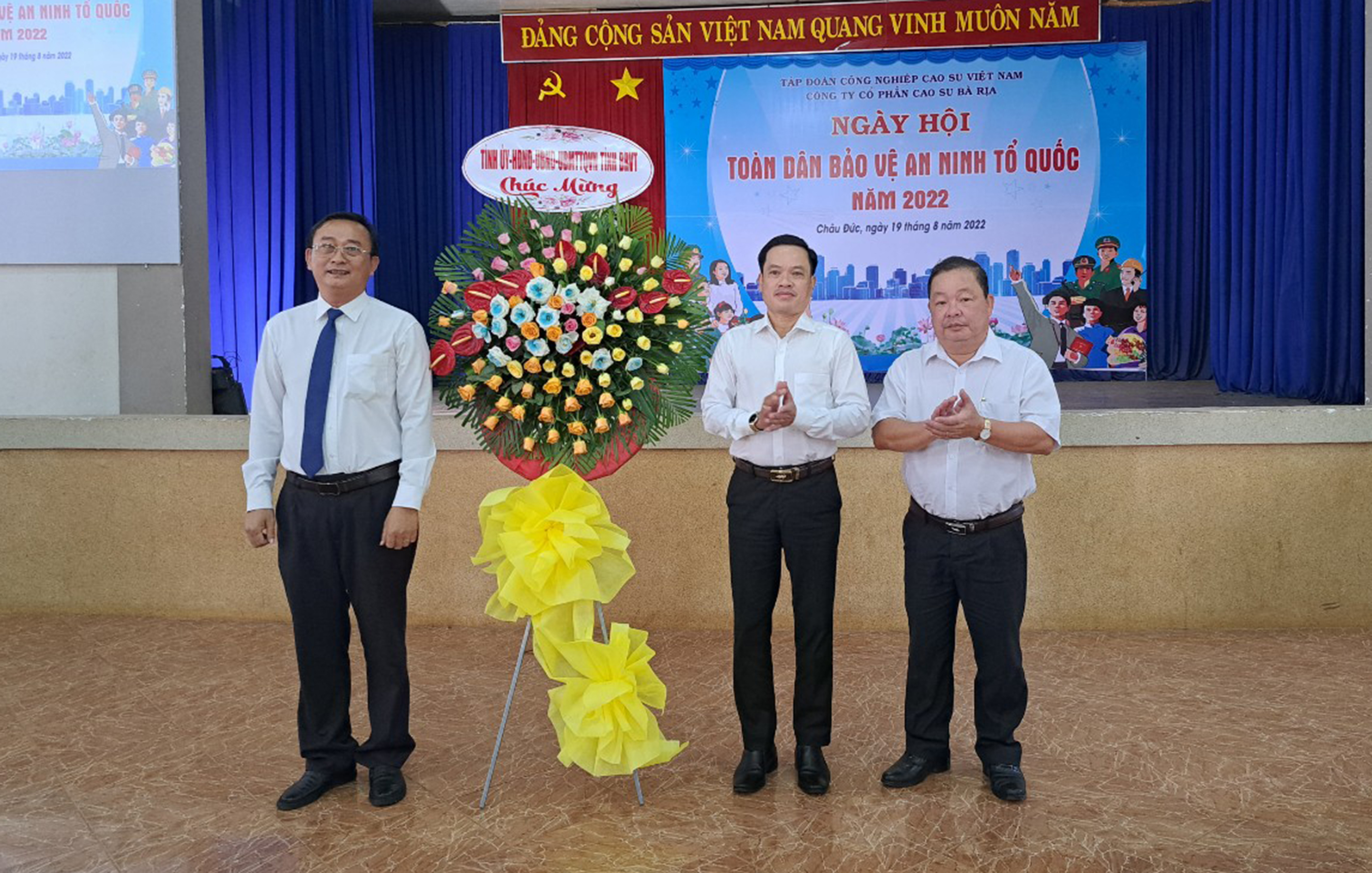 Ông Lê Hồng Ngọc, Phó chủ tịch UBMTTQVN tỉnh tặng hoa Công ty CP Cao su Bà Rịa