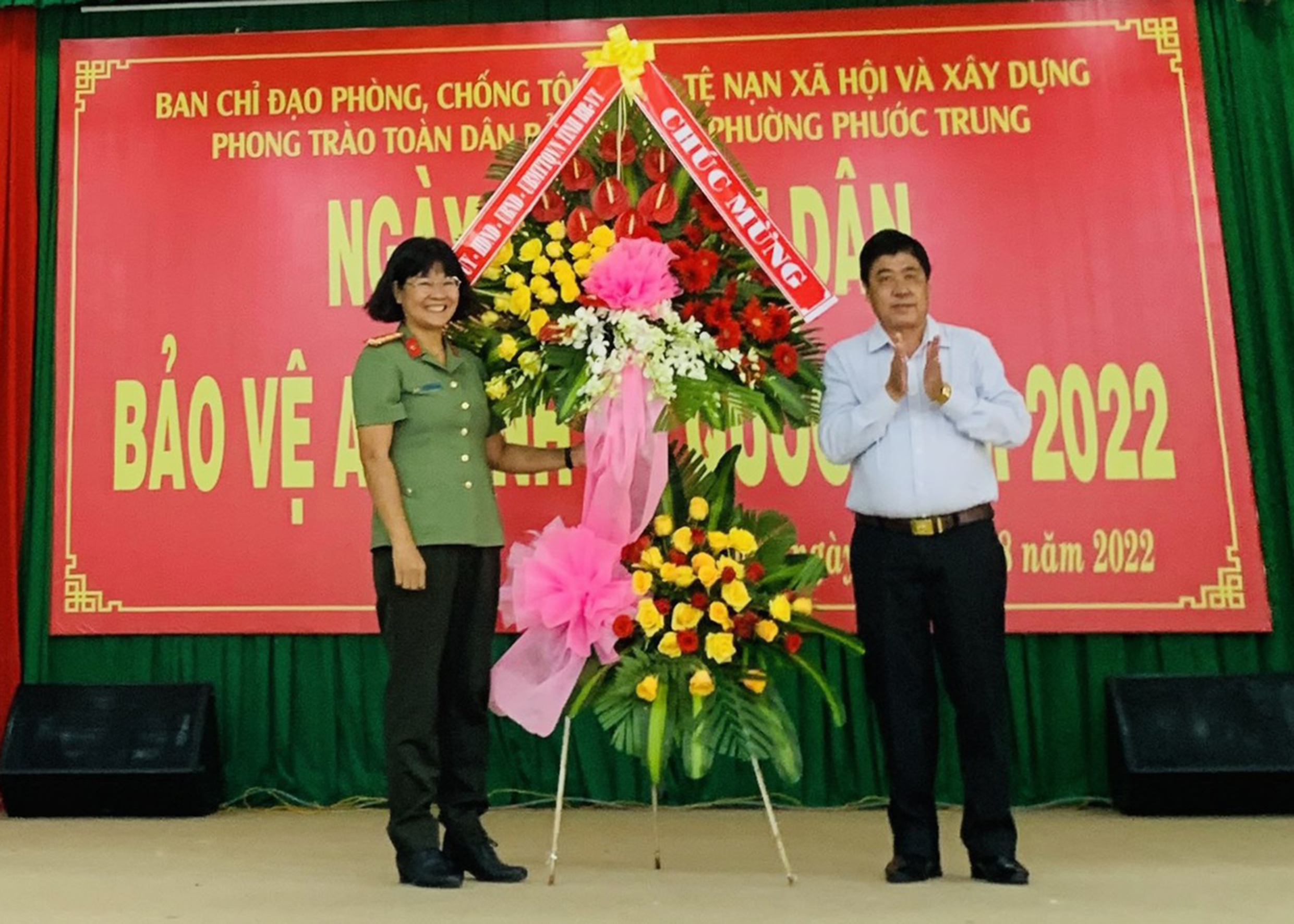 Đại tá Trần Thị Kim Phụng, Phó Giám đốc Công an tỉnh tặng hoa ngày hội 