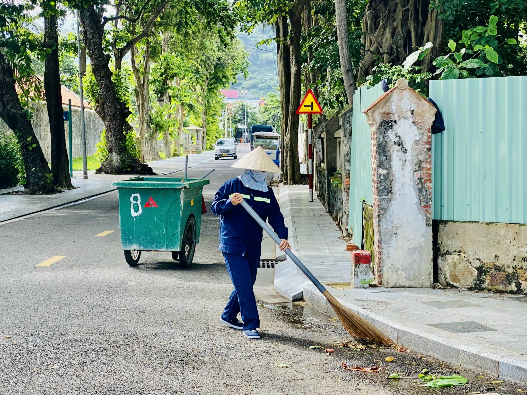 Công nhân vệ sinh môi trường làm sạch đường Tôn Đức Thắng.