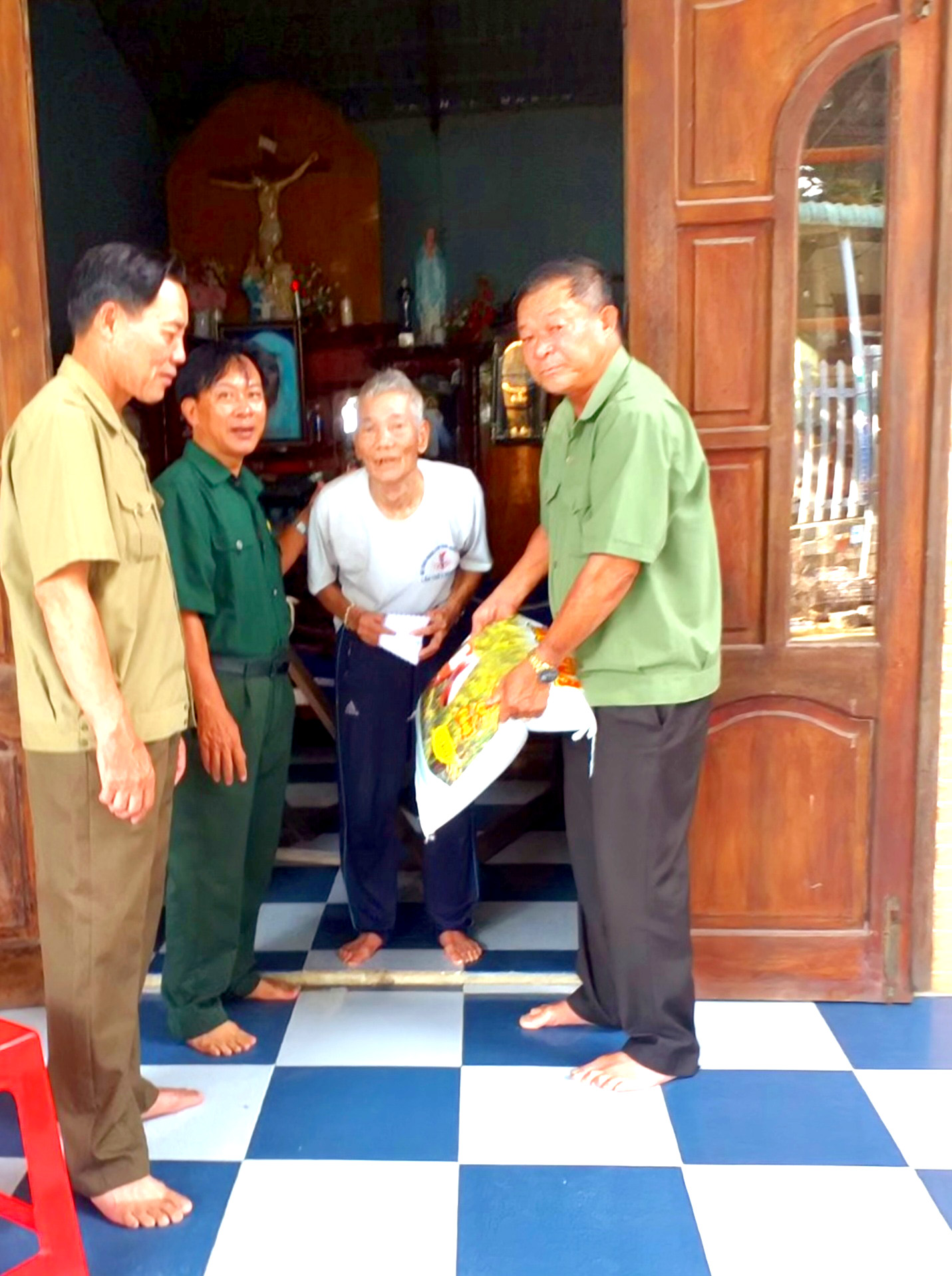 Cựu chiến binh Cao Thế Hiển cùng các CCB trong xã trao tặng quà cho ông Nguyễn Xuân Hữu gặp nhiều khó khăn trong cuộc sống.