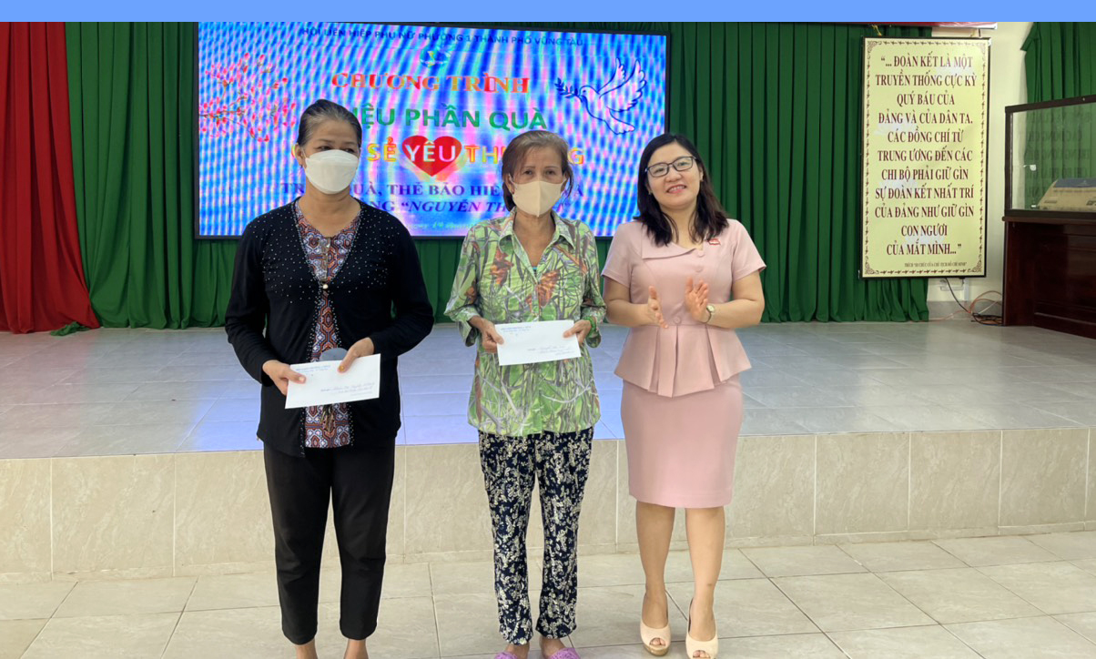  Bà Nguyễn Thị Vân Anh, Bí thư Đảng ủy phường 1 (TP. Vũng Tàu) trao quà cho hội viên phụ nữ có hoàn cảnh khó khăn tại chương trình.