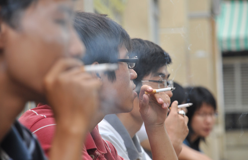 Người hút thuốc lá dễ bị nhiễm COVID-19 và bệnh nặng hơn. (ảnh minh họa)