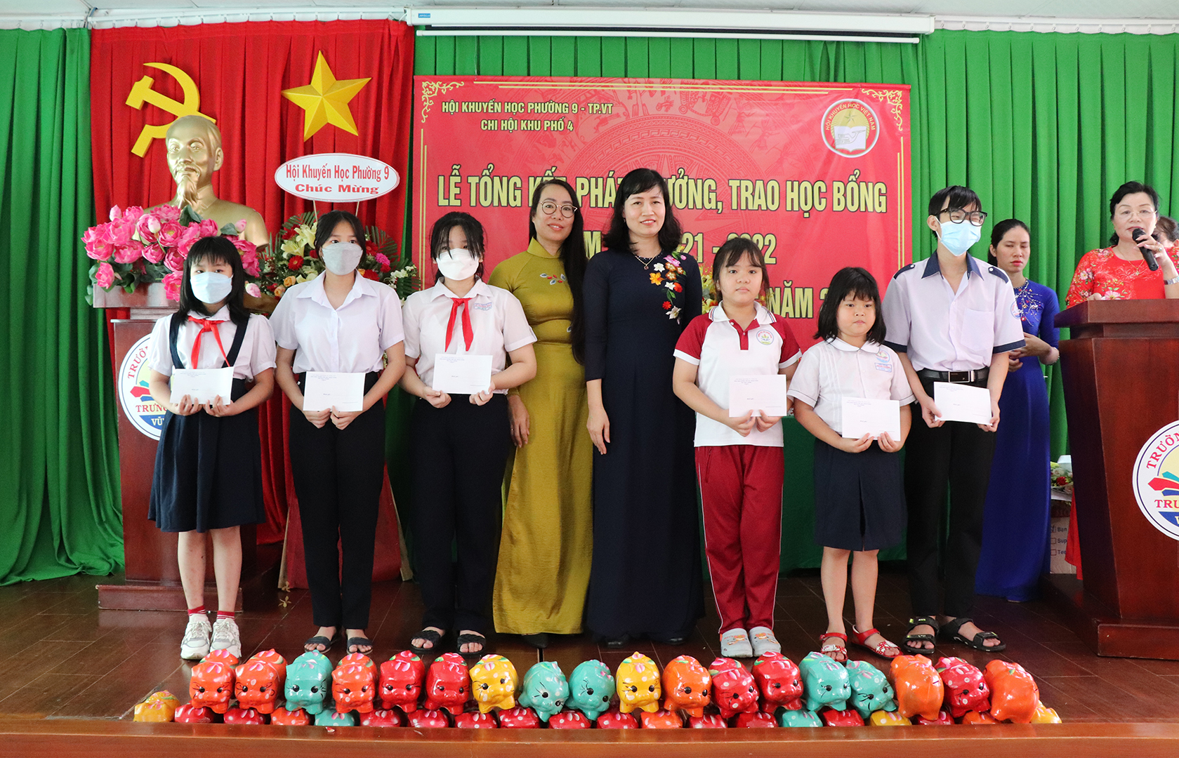 Bà Trần Thanh Thủy, Phó Chủ tịch LĐLĐ TP.Vũng Tàu; bà Nguyễn Thị Phượng, Hiệu trưởng Trường TH Trưng Vương trao 10 suất học bổng cho các em HS.