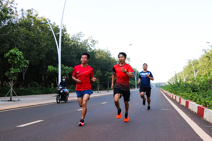 VĐV Trần Văn Ca (hàng đầu, bên phải) cùng đồng đội tích cực luyện tập, chuẩn bị tranh tài tại Giải Việt dã truyền thống Báo truyền thống Báo Bà Rịa-Vũng Tàu lần thứ 23.