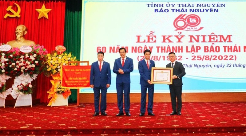 Lê Quốc Minh trao Bằng khen của Ban Tuyên giáo Trung ương tặng Báo Thái Nguyên.