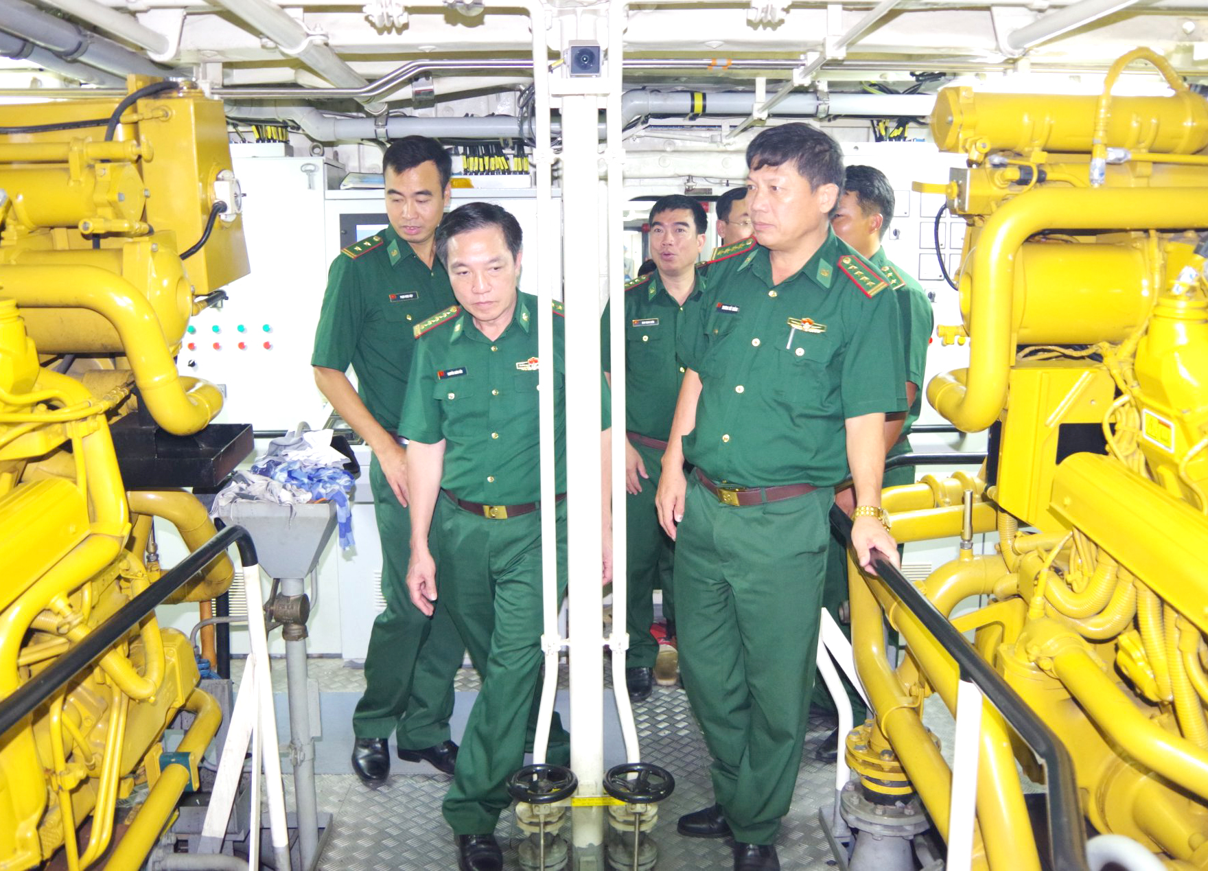 Đoàn công tác của Học viện Biên phòng tham quan tàu tuần tra của Hải đoàn Biên phòng 18.