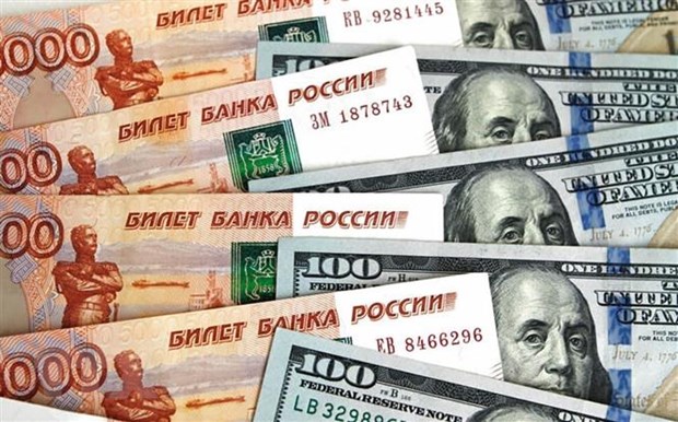 Đồng ruble Nga và đồng đô la Mỹ biến động mạnh trên thị trường.