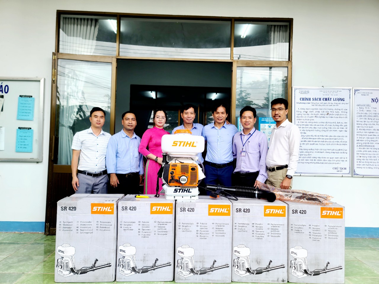 Phòng Y tế huyện Xuyên Mộc tiếp nhận máy phun thuốc phòng chống dịch sốt xuất huyết của Công ty TNHH Tư vấn và kinh doanh nhà Đạt Gia tặng.