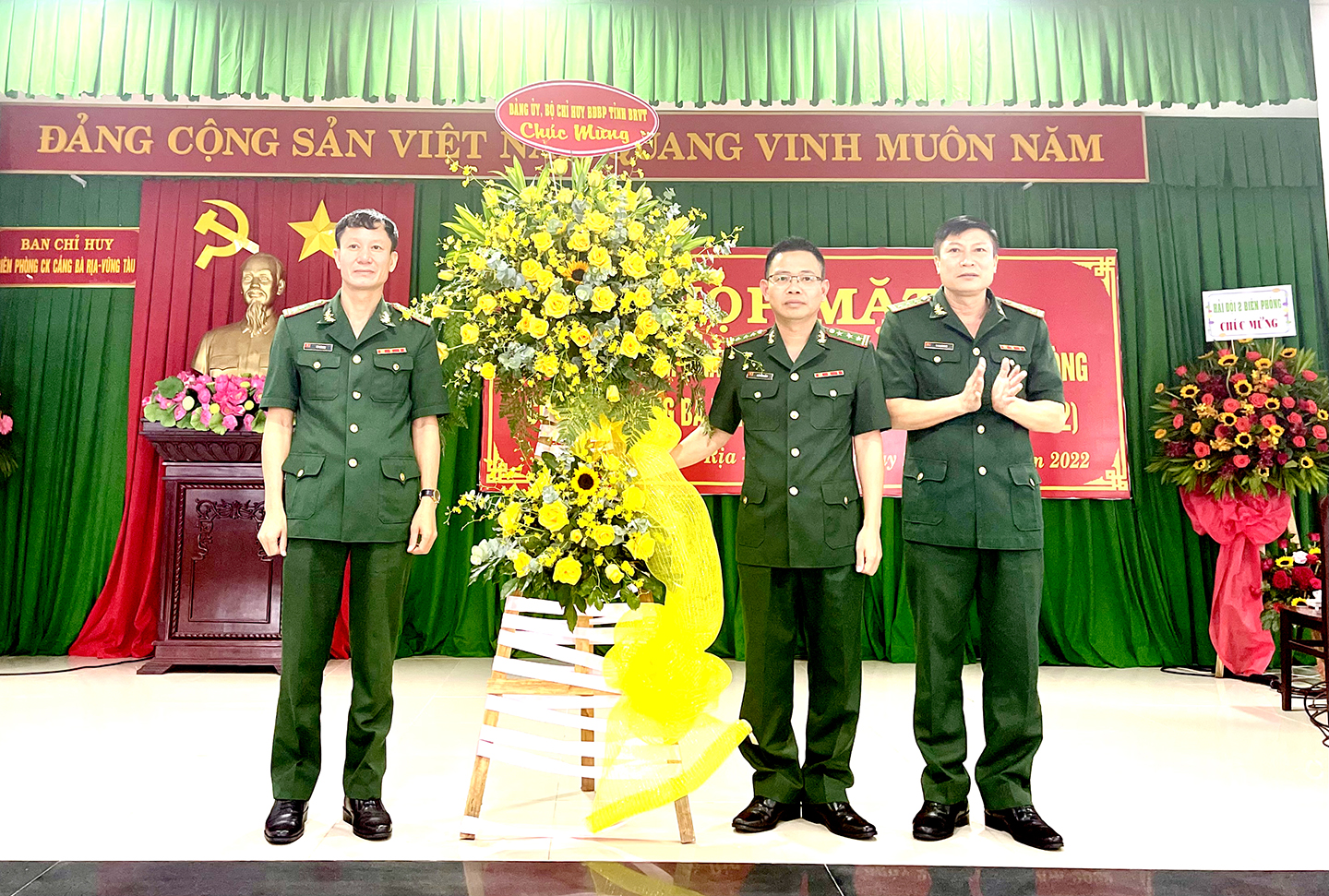 Lãnh đạo Bộ Chỉ huy BĐBP tỉnh tặng hoa chúc mừng Ban Chỉ huy  Biên phòng cửa khẩu cảng Bà Rịa - Vũng Tàu.