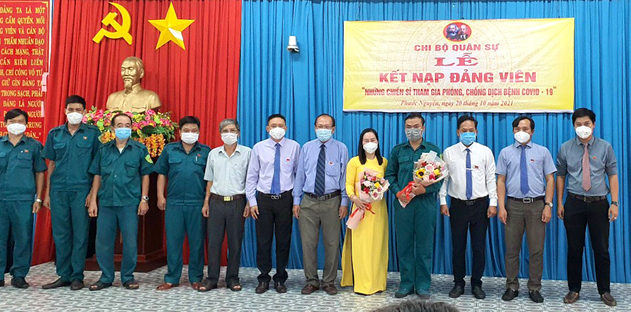 Chi bộ Quân sự phường Phước Nguyên (TP. Bà Rịa) kết nạp đảng viên mới.