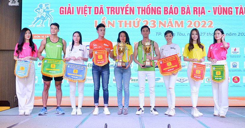 Các hoa hậu, siêu mẫu trình diễn trang phục, bộ nhận diện, cờ, cúp của Giải Việt dã Báo Bà Rịa - Vũng Tàu lần thứ 23, năm 2022.