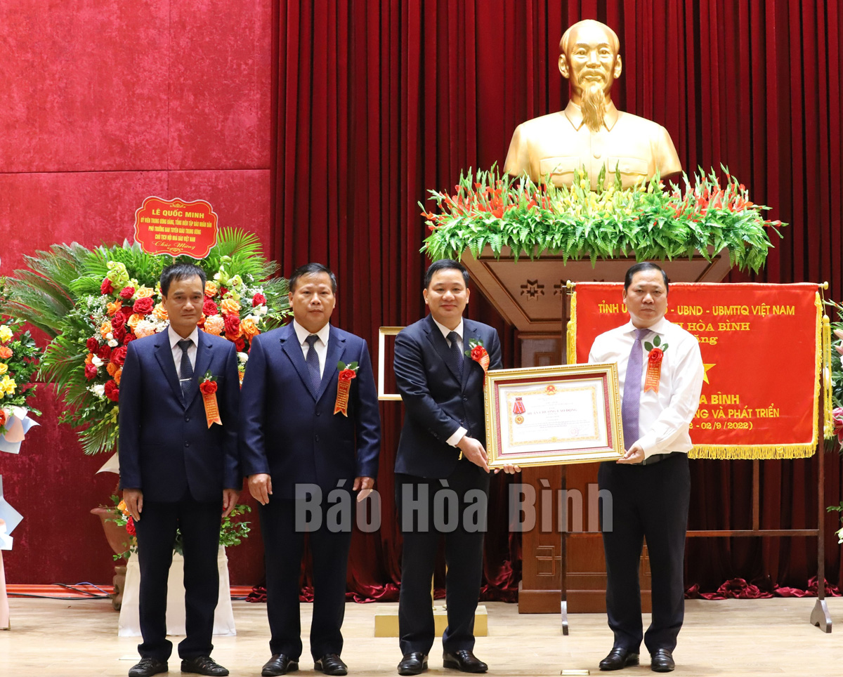 Thừa ủy quyền của Chủ tịch nước, ông Nguyễn Phi Long, Uỷ viên dự khuyết BCH Trung ương Đảng, Bí thư Tỉnh ủy trao Huân chương Lao động hạng Ba cho Báo Hoà Bình.