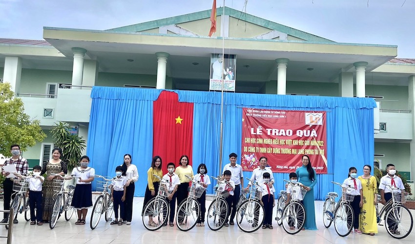  Đại diện LĐLĐ TP. Vũng Tàu kết nối Công ty TNHH Xây dựng Lang Phong trao xe đạp cho HS nghèo hiếu học tại Trường TH Long Sơn 1.