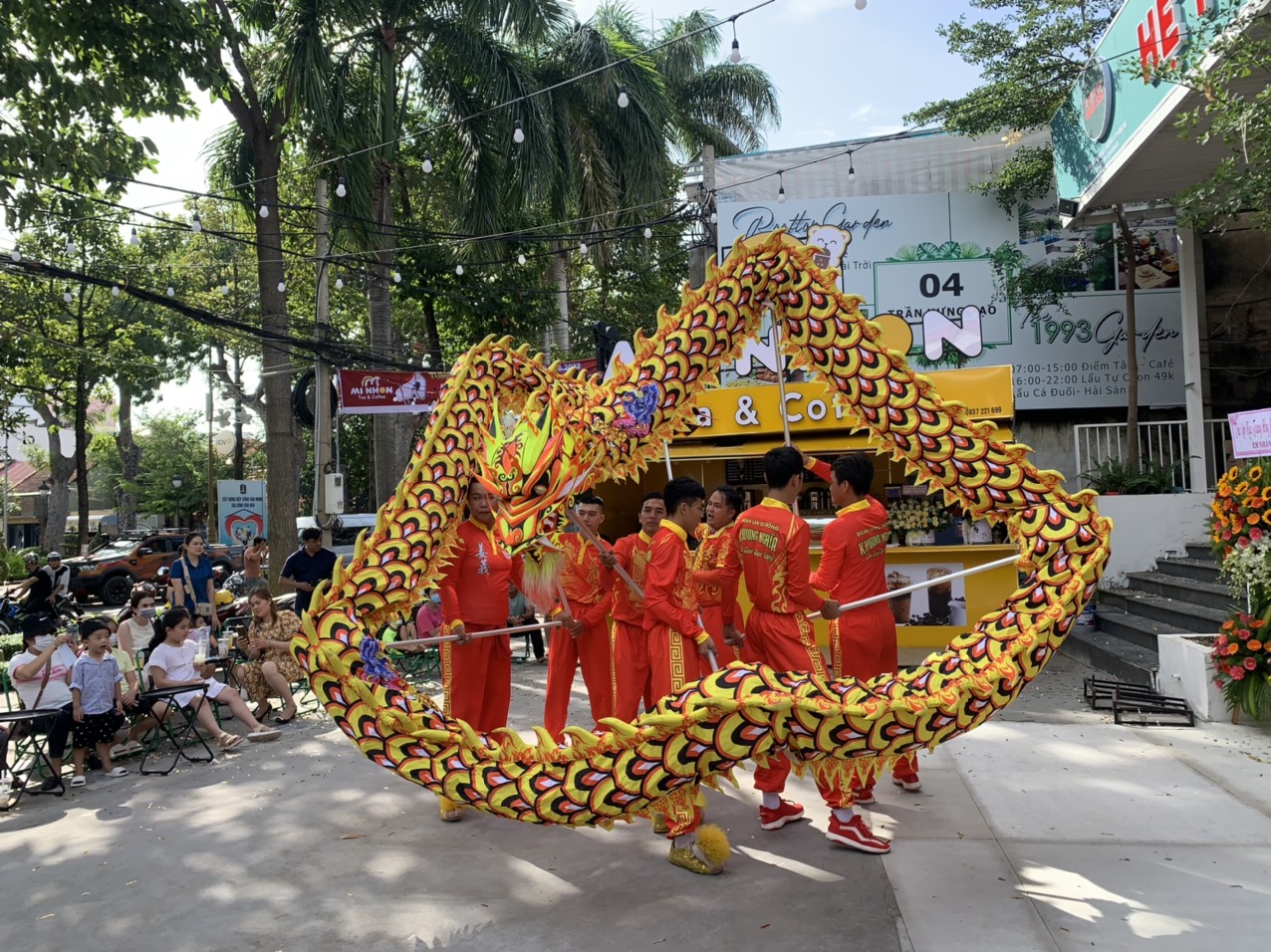 Đoàn lân sư rồng Khương Nghĩa Đường (TT. Long Hải) biểu diễn phục vụ khán giả địa phương.