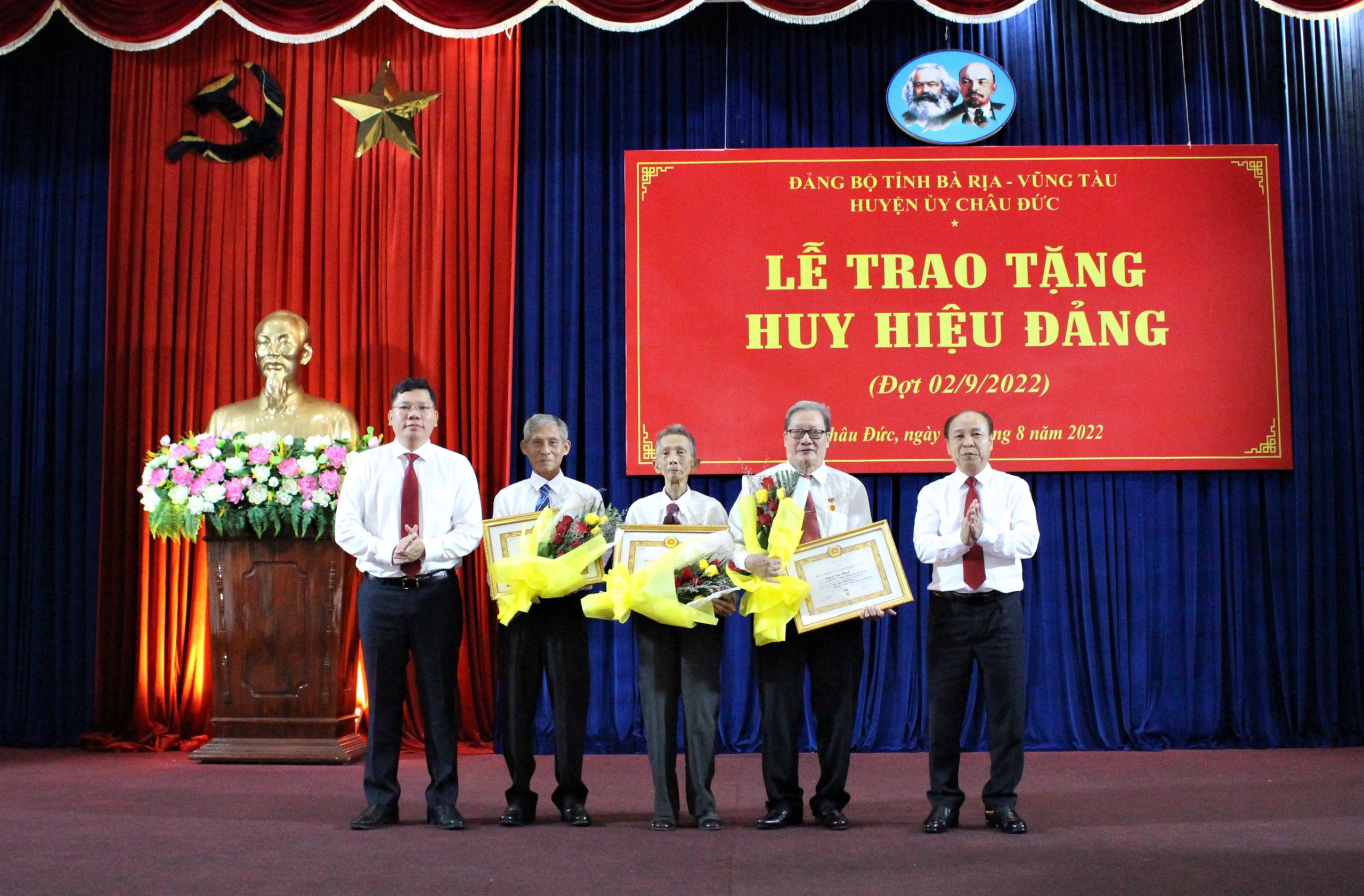 Ông Nguyễn Văn Việt, Bí thư Huyện ủy, Chủ tịch HĐND huyện Châu Đức (bên phải) và ông Hoàng Nguyên Dinh, Chủ tịch UBND huyện trao Huy hiệu 55 năm tuổi Đảng cho các đảng viên.