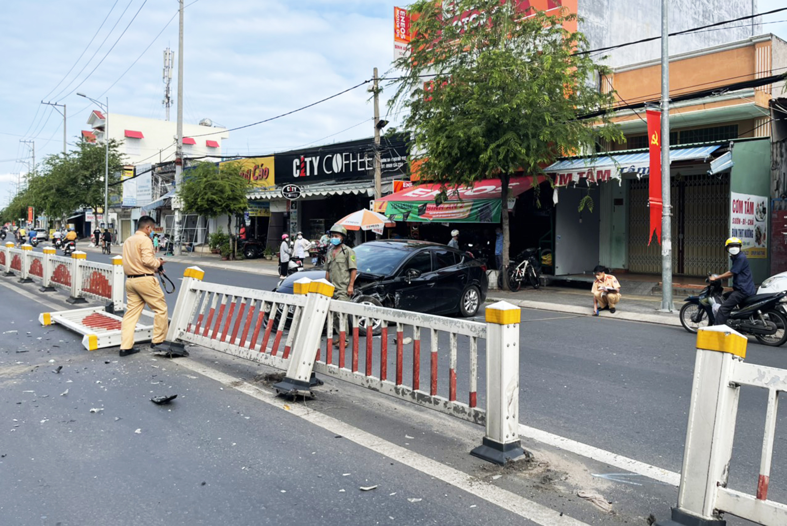 Lực lượng CSGT-Công an TP.Vũng Tàu có mặt tại hiện trường điều tiết giao thông và điều tra nguyên nhân vụ việc.