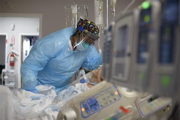 Nhân viên y tế điều trị cho bệnh nhân COVID-19 tại bệnh viện ở Houston, Texas, Mỹ.